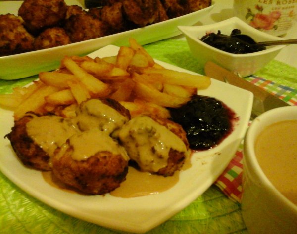 Svéd húsgolyó barnamártással és vörös-kék áfonya dzsemmel10