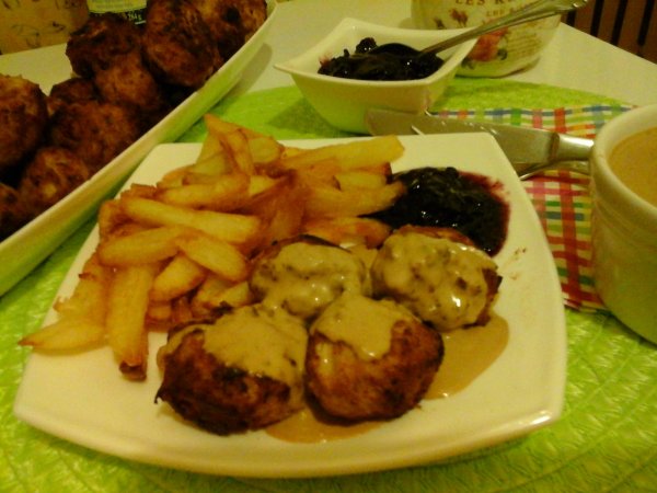 Svéd húsgolyó barnamártással és vörös-kék áfonya dzsemmel13