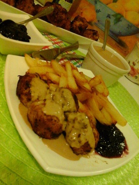 Svéd húsgolyó barnamártással és vörös-kék áfonya dzsemmel23