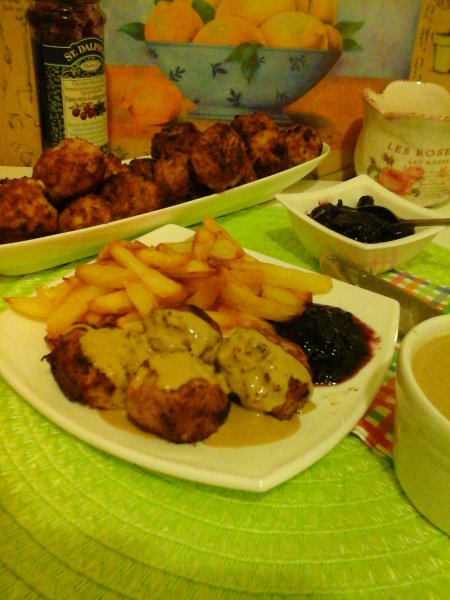 Svéd húsgolyó barnamártással és vörös-kék áfonya dzsemmel6