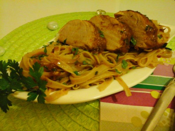 Jamaicai mediterrán szűzpecsenye szószos petrezselymes tésztával3