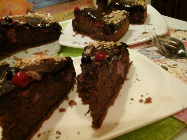 Málnás-csokoládés torta pirított mandulával22