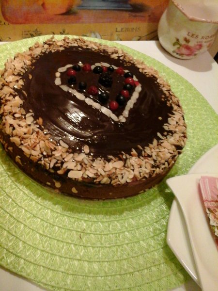 Málnás-csokoládés torta pirított mandulával8