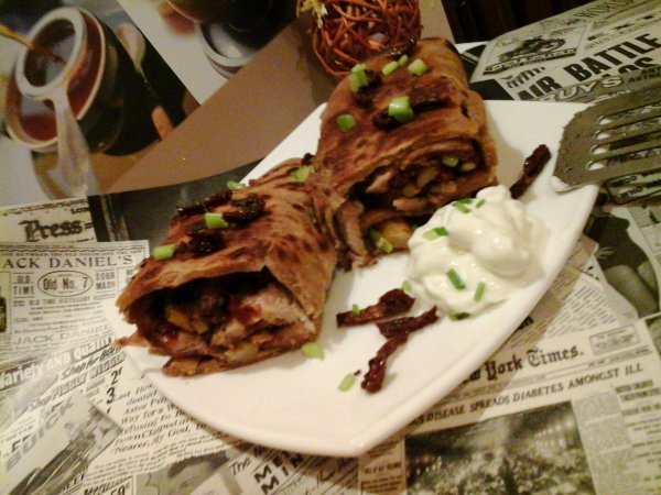 Fűszeres húsos panini sült burgonyával-görög joghurttal1