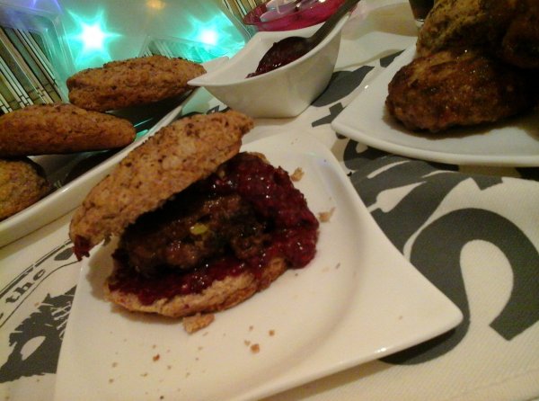 Kanadai zsályás pulyka burger-vajas-rozsos pogácsával-málnás ketcuppal9