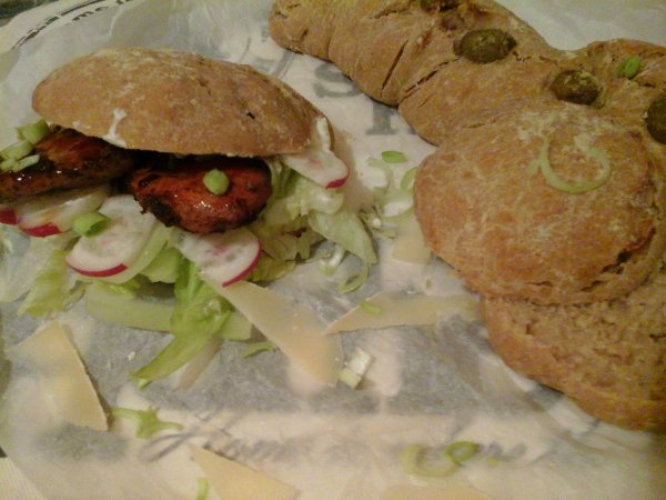 Pikáns csirkés ciabatta salátával10