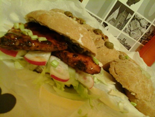 Pikáns csirkés ciabatta salátával16