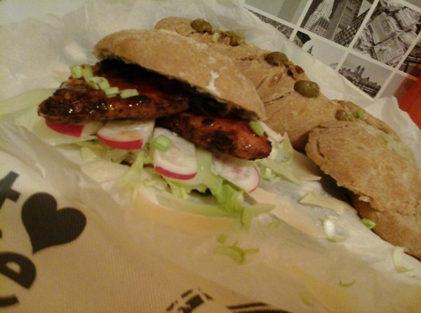 Pikáns csirkés ciabatta salátával19