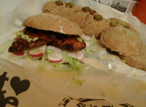 Pikáns csirkés ciabatta salátával20