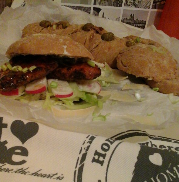 Pikáns csirkés ciabatta salátával25