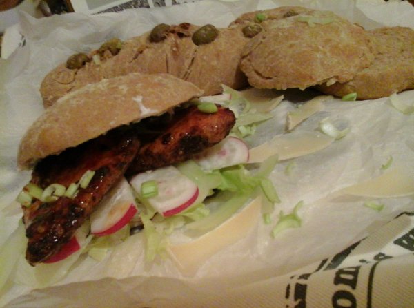 Pikáns csirkés ciabatta salátával28