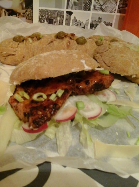 Pikáns csirkés ciabatta salátával3