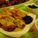 Svéd-húsgolyó-barnamártással-és-vörös-kék-áfonya-dzsemmel